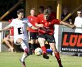 Bild: Hubert Ziegler
Zweikampf zwischen dem linken Ammerthaler Außenverteidiger Lucas Melchner (links) und David Weber (rechts) von der DJK Ursensollen. Die DJK Ammerthal gewann das Testspiel mit 6:0.