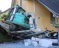 Bild: Helmuth Riedl/zema-medien.de/dpa
Ein Bagger ist in Schalding (Niederbayern) mutmaßlich beim Abladen gegen eine Hauswand gerutscht und beschädigte das Haus schwer. Ein Großaufgebot war im Einsatz, da vermutlich auch eine Gasleitung beschädigt wurde.