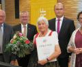 Bild: Hirsch
Erika Eichenseer (Mitte) erhielt den Nordgaupreis für Heimatpflege. Kulturbund-Präsident Volker Liedtke, Oberbürgermeister Andreas Feller, Heimatminister Albert Füracker und BR-Redakteurin Evi Strehl (von links) gratulierten.