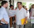 Archivbild: Thomas Dobler
Seitdem bekannt wurde, dass der Markt Schwarzenfeld auf dem Kulchberg bei Traunricht einen BOS-Behördenfunkmasten errichten will, sind Bürgermeister Peter Neumeier (links) und der Traunrichter Franz Prey (Mitte) wegen des Themas Funkmast in eine leidenschaftliche Debatte eingetreten. Das Bild zeigt einen Moment der Demo gegen den Mast am 23. Mai 2022 vor dem Rathaus.