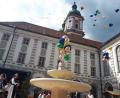 Bild: pz
Bunte Luftballons stiegen auf in den Himmel, als die Friedenstaube am Brunnen im Pfortenhof des Klosters Waldsassen enthüllt und somit der Zubringer zum Jerusalemweg eröffnet wurde.