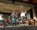 Bild: Stadt Tirschenreuth/exb
Die Hofer Symphoniker mit Richard Morrison, Duncan Mathew McKelvie und Russell Harris (stehend, von links) begeisterten beim Konzert „The Music of Scotland – Reise nach Schottland“ im Kettelerhaus.