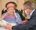 Bild: gf
Maria Haas und Oberbürgermeister Michael Cerny, der der Jubilarin zum 100. Geburtstag gratulierte.