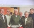 Bild: exb
Das Vorstandsteam vor dem Wappen: (von links): Vorsitzender Werner Scharf, alter Schatzmeister Peter Gronde, Beisitzer Heinrich Ederer, Schriftführer Manfred Donhauser, Beisitzer Hans Hummel und 2. Vorsitzender Franz Schwemmer.