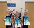 Bild: Neef/exb
Die Hirschauer Turnierinnen Leonie Lindner, Rosa Meiller und Liana Mayer (von links) wurden mit Urkunde, Medaille und Pokal belohnt.