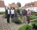Bild: jzk
Erster Bürgermeister Roman Schäffler (links), Zweiter Bürgermeister Hermann Schraml (Dritter von rechts), Sohn Markus und Tochter Renate gratulierten Franz Schwemmer (mit Ehefrau Rosemarie, von links) zum 80. Geburtstag.