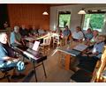 Bild: den
Blick in die Singstunde der Chorgemeinschaft Krummennaab/Thumsenreuth, links am E-Piano Dirigent Helmut Wolf.