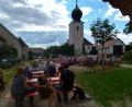 Bild: tra
Bei bestem Wetter ist der Platz zwischen Torhaus und Kirche sehr gut gefüllt.