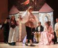 Bild: Kunz
Da lacht sogar die traurige Prinzessin, wenn der Dümmling mit seiner festgeklebten Truppe im Thronsaal einmarschiert.