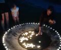 Repro: ds
Eine Feuerschale, innen mit ein wenig Wasser gefüllt, nutzten Kinder und einige Erwachsene, um mit Teelichtern das Feuer zur Feier der Sommersonnenwende zu symbolisieren. .