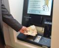 Bild: dob
An den Geldautomaten wird merklich weniger Bargeld abgehoben. Das kontaktlose Zahlen nimmt auch in der Raiffeisenbank rapide zu.