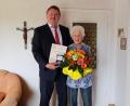 Bild: Stefanie Gradl
Bürgermeister Hans-Martin Schertl gratuliert der rüstigen Jubilarin Aurelia Rochelt zum 90. Geburtstag.