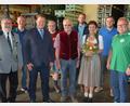 Bild: jr
Michael Hösl (Mitte) freute sich über viele Glückwünsche zum 75. Geburtstag. Es gratulierten unter anderem (von links) Josef Wurdack (Schützengesellschaft), Markus Schuller (Männergesangverein), Bürgermeister Stefan Grillmeier, Hans Kraft (1. FCN-Fanclub), Alexander Hutterer (Burschenverein), Ehefrau Christine, Tobias Zintl (Burschenverein) und Gerhard Greim (SV Mitterteich).