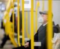 Symbolbild: Christoph Soeder
Ein Mann sitzt mit FFP2-Maske in der U-Bahn. In Bayern reicht demnächst das Tragen einer medizinischen Maske.