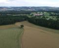 Bild: bey
Beidseits des Feldweges unter dem die öffentliche Wasserleitung verläuft, wird die Freiflächenphotovoltaikanlage errichtet. Im Hintergrund der Ortsteil Schwanhof.