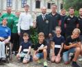 Bild: jr
Gaujugendleiter Manuel Ernst (stehend, Siebter von rechts) nahm von Marcel Kormann vom Schützengau Oberfranken Nord-Ost (stehend, Sechster von links) die Guschu-Fackel in Empfang. Am 30. Juli wird die Fackel die Olympia-Schießanlage in München-Hochbrück erreichen. Mit auf dem Bild ist der Nachwuchs des Stiftlandgaus, der mit der Fackel beim Benefizlauf der Waldsassener Federballfreunde an den Start ging.