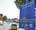 Bild: Petra Hartl
"Kein Hotel. Sofortige Renovierung der Bergwirtschaft" heißt es auf dem Plakat der IG Unser Berg zum Bürgerentscheid am 24. Juli. Der Stadtrat hat am Montag darüber diskutiert, ob man dieses in seinen Augen irreführende Plakat nicht einfach gerichtlich verbieten lassen kann.