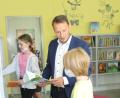 Bild: Katja Zukanow/exb
Oberbürgermeister Jens Meyer erkundet mit den Schülern die Bücherauswahl .