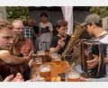 Bild: gri
Auch das gehört beim Johannisbergfest dazu: Musik – nicht bestellt, nicht bezahlt und unbezahlbar.