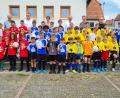 Bild: khg
Die vier erstplatzierten Jungen-Mannschaften nach der Grundschul-Landkreismeisterschaft auf dem Sportgelände des FV Vilseck (von links): 1. Vilseck. 2. Hahnbach, 3. Dreifaltigkeits-Grundschule Amberg und 4. Ursensollen mit ihren Betreuern, den Schiedsrichtern, Organisator Karl Heinz Grollmisch und Vilsecks Bürgermeister Hans-Martin Schertl.