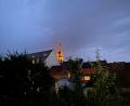 Bild: fks
Unmittelbar nach der Alarmierung ist dieses Foto entstanden. Der orange Lichtschein der Außenstrahler, Wasserdampf und Wolken erweckten den Eindruck, die Stadtpfarrkirche stünde in Flammen.