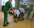Symbolbild: Felix Kästle/dpa
Ein Mediziner-Team fährt in einer Klinik nach einer Operation einen Patienten im Bett durch den Klinikflur.