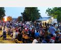Bild: mab/exb
Bis auf den letzten Platz besetzt waren die Bänke beim Johannisfeuer auf dem Miesberg. In lauschiger Sommernacht bei Blasmusikklängen und bester Verpflegung ließ es sich bestens feiern.