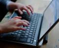 Bild: Nicolas Armer/dpa
Ein junges Mädchen sitzt an einem Laptop. Gerade Jugendliche und junge Erwachsene sind immer mehr von digitaler Gewalt betroffen.