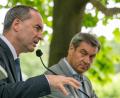Bild: Stefan Puchner
Genau im Blick: Ministerpräsident Markus Söder (CSU, rechts) hört Wirtschaftsminister Hubert Aiwanger (Freie Wähler) bei der Pressekonferenz der Staatsregierung zum Klimaschutz im unteren Hofgarten an der Staatskanzlei zu.