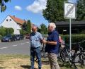 Bild: fks
Der Sprecher der Bürgerinitiative Günter Roderer (rechts) übergibt eine Liste mit mehr als 450 Unterschriften an Bürgermeister Werner Prucker. Noch liegen in Bäckerei und Tierarztpraxis Listen zur Unterstützung aus.