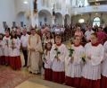 Bild: le
Ministranten mit Rosen, Pfarrgemeinderat und Kirchenpfleger gratulieren Pfarrer Max Früchtl, der vor genau 40 Jahren, am 26. Juni 1982 im Regensburger Dom durch Bischof Rudolf Graber zum Priester geweiht wurde.