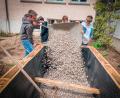 Bild: hir
Fleißig legten die Schüler der achten Jahrgangsstufe der Landgraf-Ulrich-Schule Hand an, um zwei neue Hochbeete im Schulgarten anzulegen. Nachhaltigkeit spielte dabei eine zentrale Rolle.