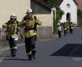 Bild: Wolfgang Weigl/exb
Mit schwerem Gerät und schwitzend für die gute Sache: Atemschutzgeräteträger bei ihrem Staffellauf während des Benefizlaufs der Ammersrichter Feuerwehr zu deren 125. Jubiläum.