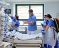 Archivbild: Seitz/exb
Pflegekräfte betreuen einen Intensivpatienten im Krankenhaus St. Barbara Schwandorf.