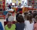 Bild: Doris Gallitzdörfer/exb
Alle Klassen der Grundschule Bärnau besuchten nacheinander die Bibliothek in Bärnau. Kerstin Daubitzer liest hier der zweiten Klasse aus dem Buch „Neinhorn“ vor.