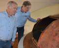 Archivbild: jr
Die beiden Mitterteicher Zoiglwirte Willi Oppl (links) und Hans Lugert können alleine die Bierversorgung beim Zoiglfest des Burschenvereins nicht stemmen. Das Bild zeigt sie beim Blick in den Maischebottich.