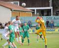 Bild: brü
Ammerthals Keeper Christopher Sommerer (rechts) faustet einen Ball weg. Seine DJK Ammerthal verlor gegen die Würzburger Kickers mit 0:4.