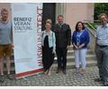 Bild: jr
Zur Benefizveranstaltung „Musik und Text“ laden Wolfgang Göldner, Magdalena Bäumler, Bürgermeister Stefan Grillmeier, Tafel-Vorsitzende Nicole Fürst und Andreas Neumayr (von links) am Sonntag, 3. Juli, in die Christuskirche ein.