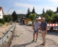 Bild: mrr
Vorarbeiter Anton Assigal informiert Bürgermeister Erwin Geitner über die Fortschritte bei der Sanierung des Wasserleitungsnetzes in der Bahnhofstraße in Vilshofen.