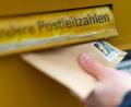 Bild: agentur_dpa
Ein Postbote stellt einen Brief zu. In Wenzenbach (Landkreis Regensburg) lief es anders. Mehr als 1000 Briefe landeten im Gebüsch statt im Briefkasten.