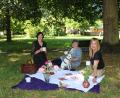 Bild: Brigitte Gschwendtner/fph
Auch ein Picknick mit den Organisatorinnen Sabine Reichel-Fröhlich, Sabine Zehentmeier-Lang und Gisela Schwarz-Bäuml gibt es in der Tombola der Sommerlounge Fichtelgebirge zu gewinnen (von links).