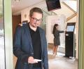 Bild: Gabi Schönberger
Das Weidener Rathaus öffnet wieder seine Türen. Markus Fehr freut sich über das neue Hybrid-System, das Pressesprecherin Christina Geiger (im Hintergrund) testet.