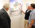 Bild: Stadt Tirsschenreuth/exb
Viele heitere Episoden aus dem Leben des Künstlers Heinz Hinrichsmeyer wurden bei der Vernissage der Ausstellung von Freunden, Verwandten, Kollegen und Nachbarn angeregt ausgetauscht. Im Bild: Peter Gold, Werner Gleißner und Dirk Hinrichsmeyer, Sohn von Heinz Hinrichsmeyer (von links).