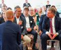 Bild: StMB_Winszczyk/exb
Für zwei Minuten hält Neukirchens Bürgermeister Peter Achatzi das Mikrofon in der Hand: Mehr Zeit bekommt er nicht, um Bauminister Christian Bernreiter (rechts) das Schulhaus-Projekt in Neukirchen vorzustellen.