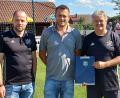 Bild: Peter Schieder/exb
Eine Spende von 1000 Euro überreichte Anton Schinner (Mitte), Inhaber der Firma Schinner-Bau, an den TSV Reuth für die Abteilung Tanz. Diese nahmen Dritter Vorsitzender Uli Schwamberger (links) und Erster Vorsitzender Peter Schieder entgegen.