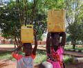 Bild: Repro: mas
Uganda zählt zu den ärmsten Ländern der Welt. Schon die Kinder müssen wie hier beim Wasser holen in Kakooge mithelfen.