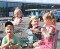 Bild: Gabi Schönberger
Baldur (4), Katinka (1), Amon (2) und Anastasia (5) lieben Eis. Den letzten Einkauf im Supermarkt hat ihnen und ihren Eltern ein Unbekannter geschenkt, der vor ihnen an der Kasse stand. Den Einkaufszettel, den Amon in der Hand hält, will die Familie aufbewahren.