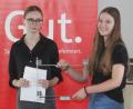 Bild: Hirsch
Die Schülerinnen Diana Dekin (links) und Antonia Fuchs (rechts) berichteten über die Maßnahmen zur Umwelterziehung an der Doktor-Eisenbarth-Mittelschule Oberviechtach.
