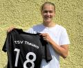 Bild: Bernhard Müller/exb
Susanne Stich hält schon mal das Trikot, mit dem sie in der kommenden Saison für den TSV Theuern in der Bayernliga auf Torejagd gehen wird.