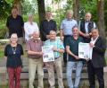 Bild: dob
Die Geehrten, die seit 25 Jahren Mitglied des Philipp-Neri-Werks sind, werben für das Konzert im Winkler-Garten am Sonntag, 17. Juli. Vorsitzende Ulrike Kießling (links) dankt ihnen für die Treue.